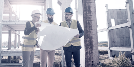 L'architetto e il suo team consultano un piano per la gestione dei lavori