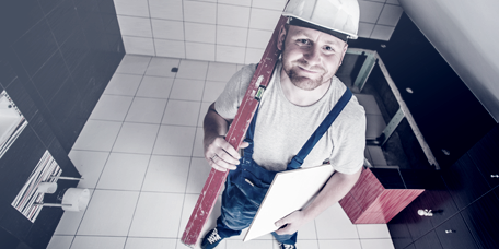 Piastrellista che ha finito di piastrellare in un cantiere