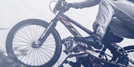 Gros plan sur une personne faisant du vélo tout-terrain