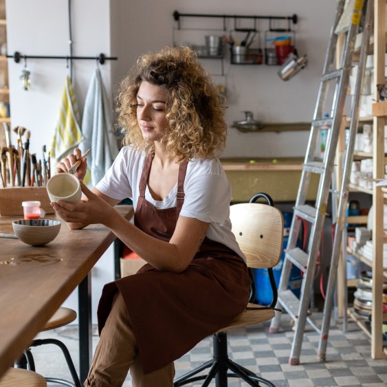 AdobeStock_295369276 Deux mécaniciens inspectant une voiture