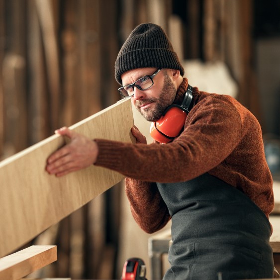 AdobeStock_406839470 Un mécanicien installant un pneu sur une jante