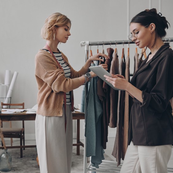 AdobeStock_595502223 Mécanicien automobile utilisant une tablette numérique