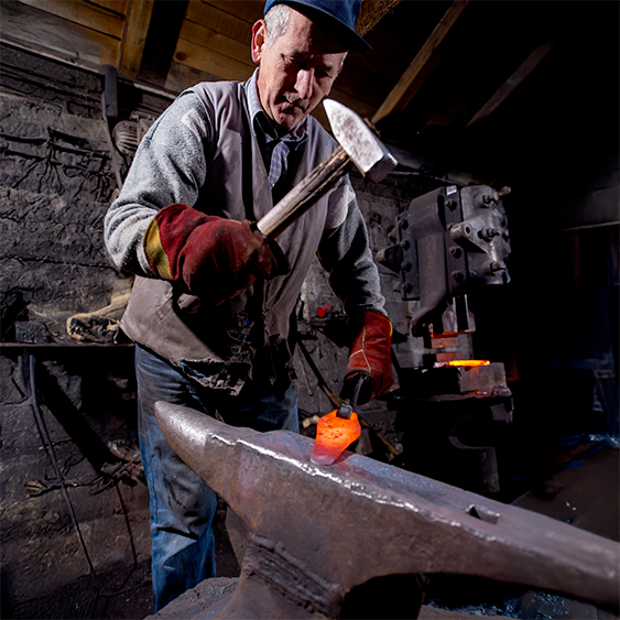 Deux mécaniciens inspectant une voiture