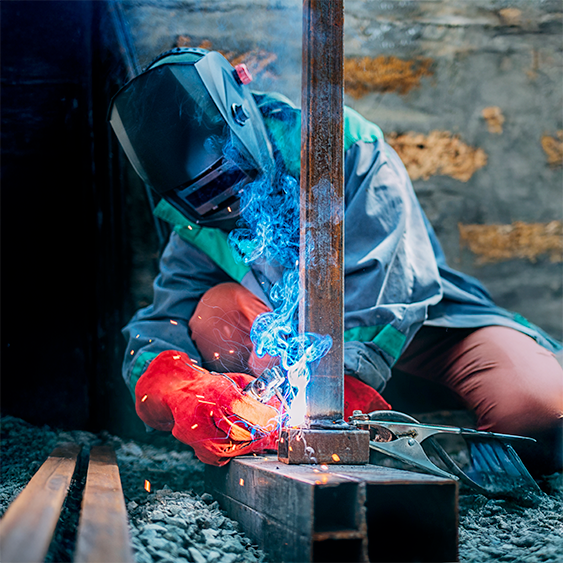 Mécanicien automobile utilisant une tablette numérique